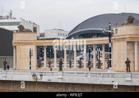 Skopje, Macédoine du Nord - Décembre 2018 : Avis de la Macédoine indépendante Colonnade. Banque D'Images