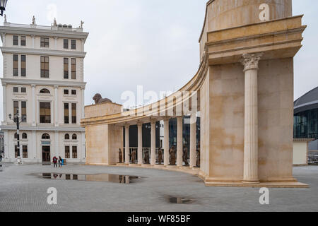 Skopje, Macédoine du Nord - Décembre 2018 : Avis de la Macédoine indépendante Colonnade. Banque D'Images