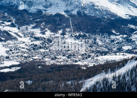 Le romantique, recouvert de neige Station de ski de Cortina d' Ampezzo dans les Dolomites italiennes vu de Tofana. Banque D'Images