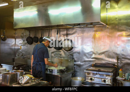 Cuire au travail dans un restaurant de nouilles ramen soup dans Narita au Japon. Banque D'Images