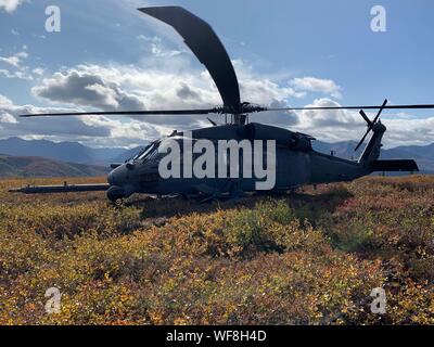 Le 210e Escadron de sauvetage HH-60G Pave Hawk piloté par l'Alaska Air National Guard Le Major Jeremy Groat rend un arrêt lors du transport Le lieutenant général L. Scott, directeur du riz, de la Garde nationale, le 27 août à partir de Joint Base Elmendorf-Richardson pour effacer la station de l'air. Le directeur est responsable de la formulation, l'élaboration et la coordination de toutes les politiques, plans et programmes touchant plus de 107 100 membres de la garde et des civils. (Avec la permission de photo/libéré) Banque D'Images