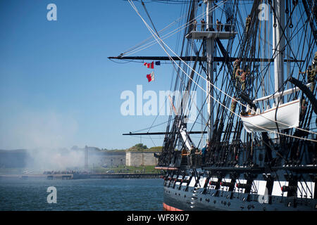 BOSTON (16 août 2000 30, 2019) l'USS Constitution est tiré hors de l'Île Château Fort sur l'indépendance au cours de 'vieux' Ironsides Premier maître de la Semaine du patrimoine en cours. Au cours de la semaine passé à bord' sélectionne Constitution, les marins leur enseigner une variété d'évolutions maritime tout en vivant et travaillant à bord du navire. (U.S. Photo par marine Spécialiste de la communication de masse 3 classe Joshua Samoluk/libérés) Banque D'Images