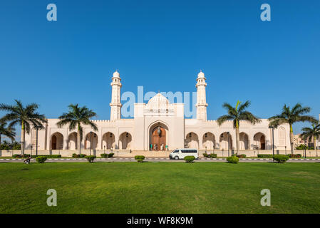 Salalah, Oman - 12 novembre 2017 : La Mosquée Sultan Qaboos domine le centre-ville de Salalah, accueillant des milliers de fidèles pour les prières chaque d Banque D'Images