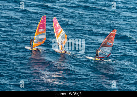 Eilat, Israël - 7 novembre, 2017 : Planches à voile dans le golfe d'Eilat, sur la mer Rouge en Israël. Banque D'Images