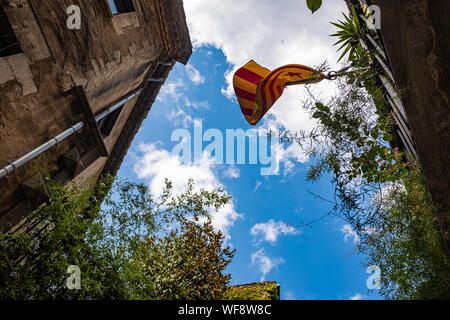L'indépendance drapeau catalan sur une façade du bâtiment sur un ciel bleu Banque D'Images
