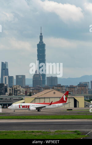 TAIPEI, TAIWAN - Le 19 mai 2019 : T'façon Airlines Boeing 737-800 l'imposition à l'aéroport de Songshan Taipei à Taipei, Taiwan. Banque D'Images