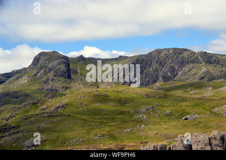 Les Wainwrights Harrison Stickle & Pavey Ark depuis le sommet de la Wainwright Blea Rigg dans le Parc National du Lake District, Cumbria, England, UK. Banque D'Images