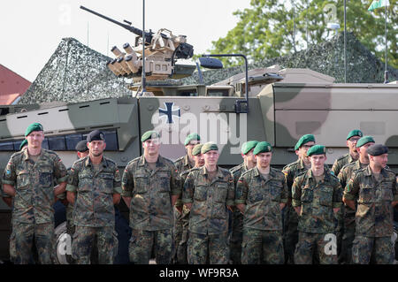 Frankenberg, Allemagne. Août 27, 2019. Panzergrenadiere sont debout devant un Boxer GTK durant la visite du ministre fédéral de la défense dans le Wettin casernes. La caserne Wettiner en ce moment chambre autour de 1100 soldats. Crédit : Jan Woitas/dpa-Zentralbild/dpa/Alamy Live News Banque D'Images