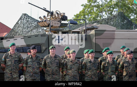 Frankenberg, Allemagne. Août 27, 2019. Panzergrenadiere sont debout devant un Boxer GTK durant la visite du ministre fédéral de la défense dans le Wettin casernes. La caserne Wettiner en ce moment chambre autour de 1100 soldats. Crédit : Jan Woitas/dpa-Zentralbild/dpa/Alamy Live News Banque D'Images