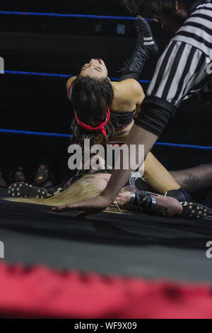 Chili wrestling CNL Alexandra Luchadora Chilena. Premier champion national de la CNL. LWA des Couples Champion. FNX Couple Champion. CLL des Couples Champion. La déesse guerrière. Sur le marbre Rome catcheur américain. La figure publique de télévision chilienne. La CNL championne nationale en équipes. 'La reine de vol' Banque D'Images