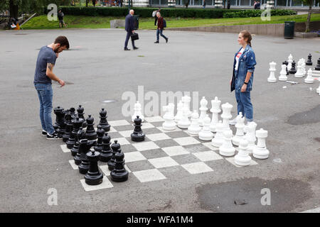 Oslo, Norvège - 20 juin 2019 : Un homme et une femme jouant aux échecs dans le Vaterlandsparken park. Banque D'Images