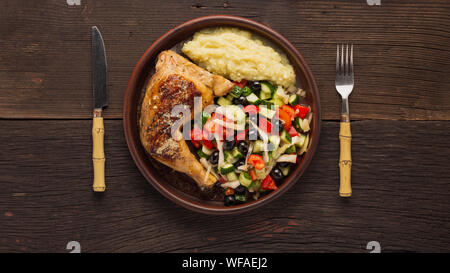 Déjeuner complet dans la salle à manger. De délicieuses cuisses de poulet, salade de légumes et de la purée de pomme de terre Banque D'Images