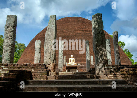 Le stupa bouddhiste Sandagiri en brique rouge qui est situé à Tissamaharama au Sri Lanka. Banque D'Images