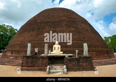 Le stupa bouddhiste Sandagiri en brique rouge qui est situé à Tissamaharama au Sri Lanka. Banque D'Images