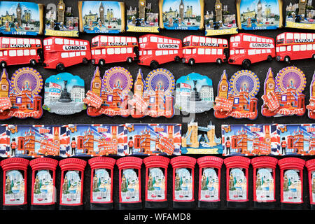 Londres, UK - 5 juin 2017 : London Souvenirs aimants de réfrigérateur, exposés à la vente. Symboles emblématiques de Londres avec des autobus à impériale rouge, maisons de Parliame Banque D'Images