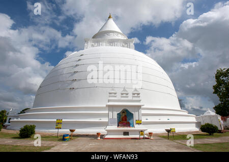 La fin d'après-midi hits le Tissamaharama Raja Maha Vihara à Tissamaharama au Sri Lanka. Banque D'Images