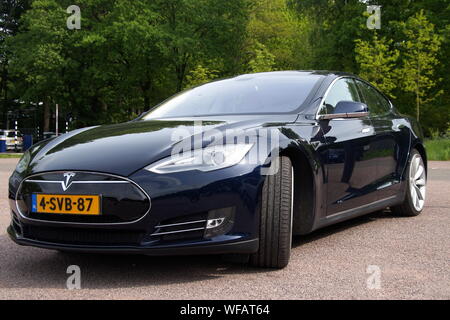 Arnhem, Pays-Bas - le 17 mai 2015 : : Noir Bouilloire Tesla Motors Model S garée sur un parking. Banque D'Images