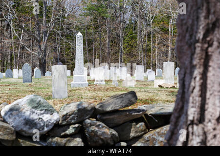 L'un des premiers colons américains cimetière derrière le mur de pierres empilées, Brunswick, Maine, USA. Banque D'Images
