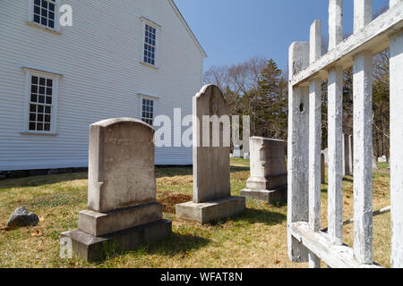 Une clôture blanche rustique ouvre la porte à des siècles vieux cimetière local, Brunswick, Maine, USA. Banque D'Images