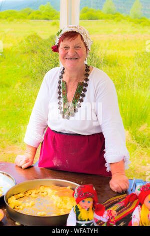 Bansko, Bulgarie - 17 juin 2016 : Femme en costume traditionnel bulgare au marché Banque D'Images