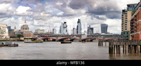 Panorama d'un quai sur la Tamise, avec Blackfriars Bridge, la Cathédrale St Paul' et la ville de Londres au-delà. Banque D'Images