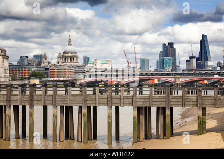 Quai de la Tamise, avec Blackfriars Bridge, la Cathédrale St Paul' et la ville de Londres au-delà. Banque D'Images