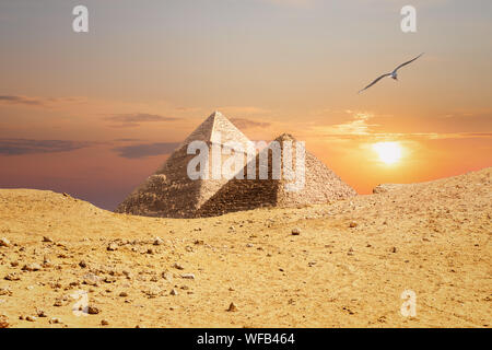 Les Pyramides de Gizeh, vue depuis le sable-dune. Banque D'Images