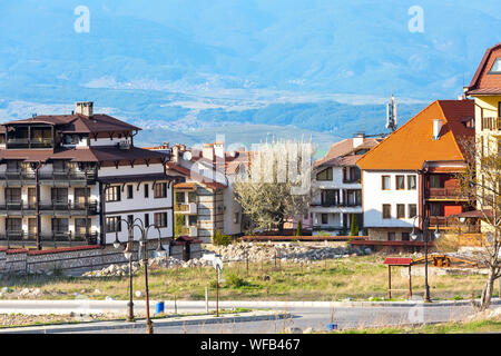 Bansko, Bulgarie vue du printemps avec les arbres, paysage montagneux et maisons Banque D'Images