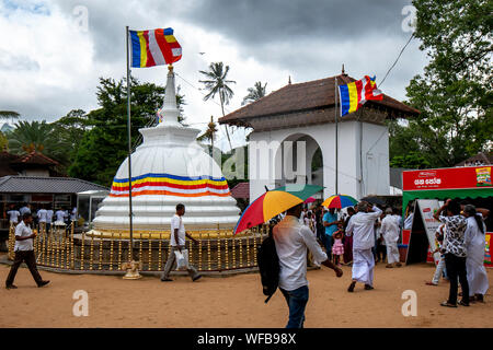 Un petit stupa bouddhiste adjacent à la porte d'entrée dans le Temple de la Dent sacrée à Kandy au Sri Lanka. Banque D'Images