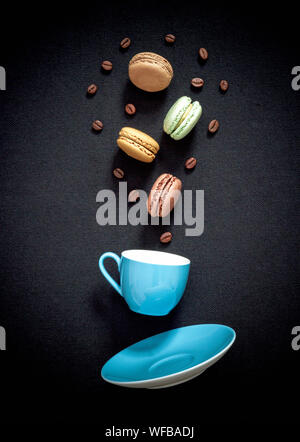 Macarons de couleur appétissante dans un style drôle, vue du dessus Banque D'Images