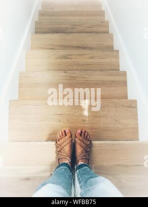 Femme debout en haut d'un escalier Banque D'Images