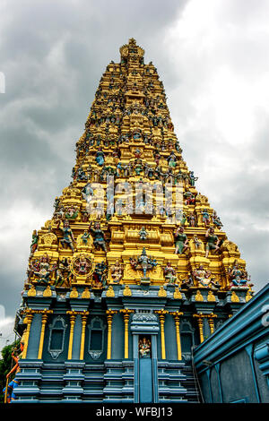 Une section de l'Arulmihu Muthumariamman à shikhara Sri Thevasthanam (Temple Hindou) à Matale au Sri Lanka. Banque D'Images