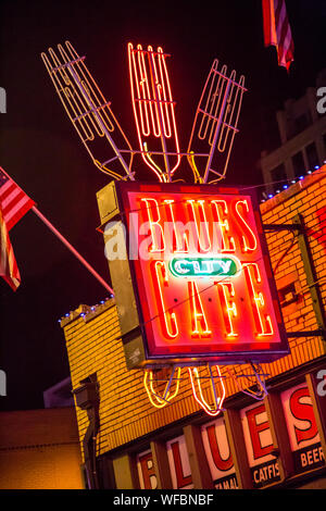 Enseignes au néon lumineux annoncer Blues Cafe music club sur Beale Street, Memphis, Tennessee, United States Banque D'Images