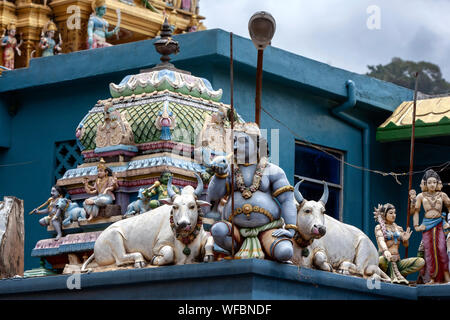 Sur le mur extérieur de divinités à Arulmihu Muthumariamman Thevasthanam temple hindou Sri à Matale au Sri Lanka. Banque D'Images