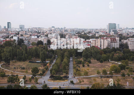 L'ancienne partie de la ville de Bucarest, avec parc Izvor au premier plan, avec de nombreux bâtiments usés, vu depuis le palais du Parlement Banque D'Images