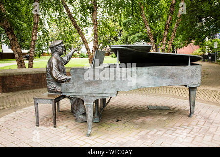 Statue d'Owen Bradley, Owen Bradley Park, Music Row, Nashville, Tennessee, United States Banque D'Images