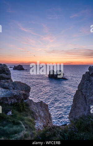 Un magnifique coucher de soleil sur la plage rocheuse de Arnia , Cantabria, ESPAGNE Banque D'Images