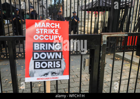 Londres, Royaume-Uni. 31 août 2019. Les partisans et les militants restent Pro commencent à rassembler à l'extérieur de Downing et Whitehall pour protester contre la décision du gouvernement de suspendre le Parlement du 9 septembre au 14 octobre par le premier ministre Boris Johnson Crédit : amer ghazzal/Alamy Live News Banque D'Images