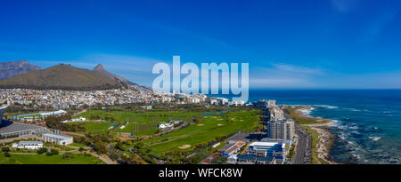 Une vue aérienne de la capitale législative d'Afrique du Sud, la ville pittoresque de Cape Town Banque D'Images