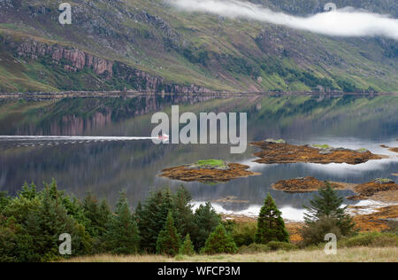 Le Loch d'îles et du bateau de pêche à l'eau encore, les Highlands écossais, l'Écosse. Banque D'Images