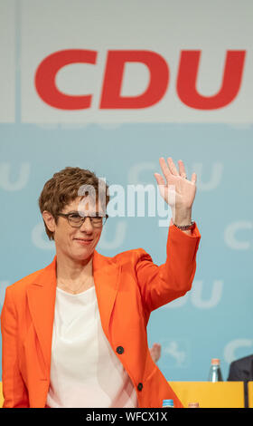 Celle, Allemagne. Août 31, 2019. Présidente Annegret Kramp-Karrenbauer CDU vagues à l'État partie de la CDU conférence Basse-saxe. Crédit : Peter Steffen/dpa/Alamy Live News Banque D'Images