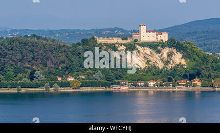 La belle Rocca di Angera Varese domine la partie sud du Lac Majeur, Italie Banque D'Images