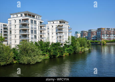 Nouveaux immeubles au bord de l'eau de la Spree à Berlin, Allemagne Banque D'Images