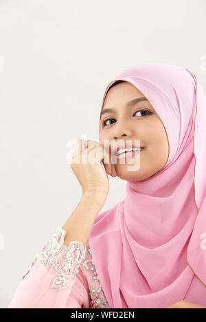 Close up of malay femme avec tudung looking at camera Banque D'Images