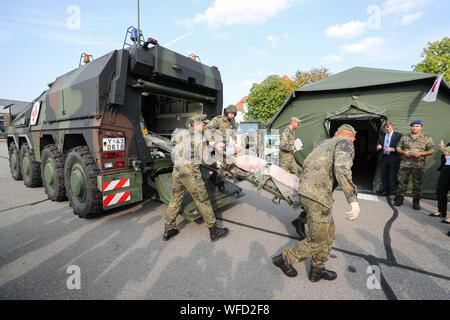 Frankenberg, Allemagne. Août 27, 2019. Récupérer les soldats blessés un camarade avec un boxer GTK avec de l'équipement médical au cours d'une manifestation à la caserne de Wettin. La caserne Wettiner en ce moment chambre autour de 1100 soldats. Crédit : Jan Woitas/dpa-Zentralbild/dpa/Alamy Live News Banque D'Images