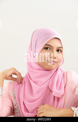 Close up of malay femme avec tudung looking at camera Banque D'Images