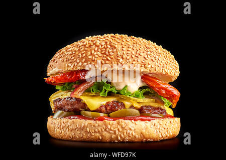 Burger à fond noir avec du boeuf ou du porc côtelette ou steak frites avec tomates, fromage cheddar, cornichon, la laitue et le ketchup à bun blanc w Banque D'Images