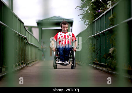 Un ventilateur arrive à Southampton le stade avant le début de la Premier League match à St Mary, Southampton. Banque D'Images