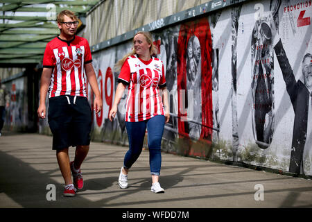 Fans de Southampton arriver au stadium avant le début de la Premier League match à St Mary, Southampton. Banque D'Images