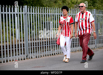 Fans de Southampton arriver au stadium avant le début de la Premier League match à St Mary, Southampton. Banque D'Images